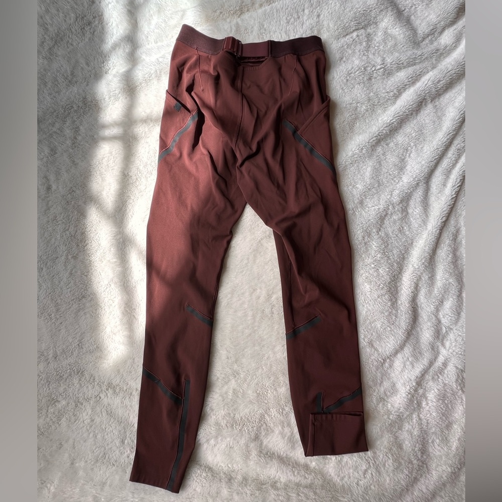 Lululemon Esker Tight Reflective *lululemon lab
Size 6
Dark Cedar
93 - Picture 5 of 6